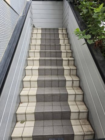 大阪府堺市西区カードック鳳様雨漏り修繕工事「外部階段からの雨漏りを解消！使えなかった物入れが安心の収納スペースに復活」-施工前