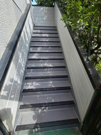 大阪府堺市西区カードック鳳様雨漏り修繕工事「外部階段からの雨漏りを解消！使えなかった物入れが安心の収納スペースに復活」-施工後