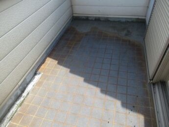 大阪府堺市南区中古物件雨漏り修繕工事「雨漏り解決率に自信。徹底した下地処理で、二度と漏らさない防水を」-施工前