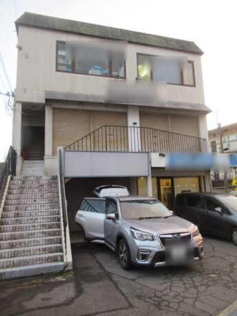 大阪府大阪狭山市Mビル様 外壁塗装工事「パッと明るく、心地よく。細部までこだわり抜いた職人の外壁塗装」-施工前