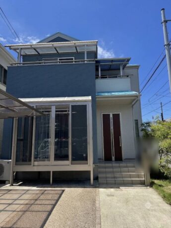 大阪府高石市M様邸 屋根 外壁塗装及び防水工事「青空とのコントラストが最高。デザイン性と耐久性を両立した外壁塗装」-施工後