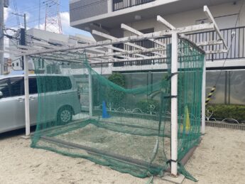 大阪府大阪市パーゴラ(藤棚)塗装工事「もうサビ汁も怖くない」砂場で遊ぶ子供たちに、安心と最高の日よけをプレゼント」-施工前