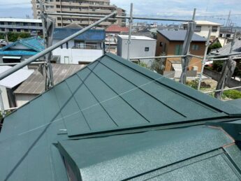 大阪府和泉市M様邸屋根カバー工法「古いスレート屋根が新築のように復活」-施工後