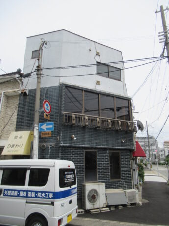 大阪府大阪市I様テナント物件外壁塗装工事「質感にこだわる、黒の新しい選択」-施工前