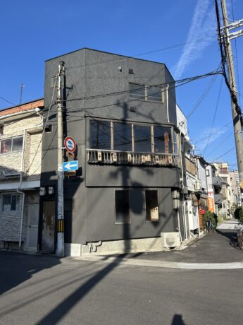 大阪府大阪市I様テナント物件外壁塗装工事「質感にこだわる、黒の新しい選択」-施工後