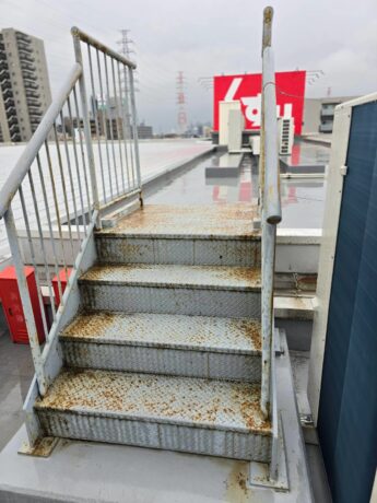 テナントビル屋上 鉄骨階段塗装工事｜サビから守り、美観と安全性を回復-施工前