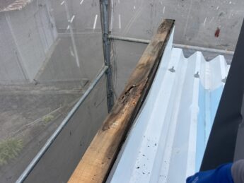 大阪府堺市南区テナントビルの雨漏り修理｜笠木下地直しと金属板金工事-施工前